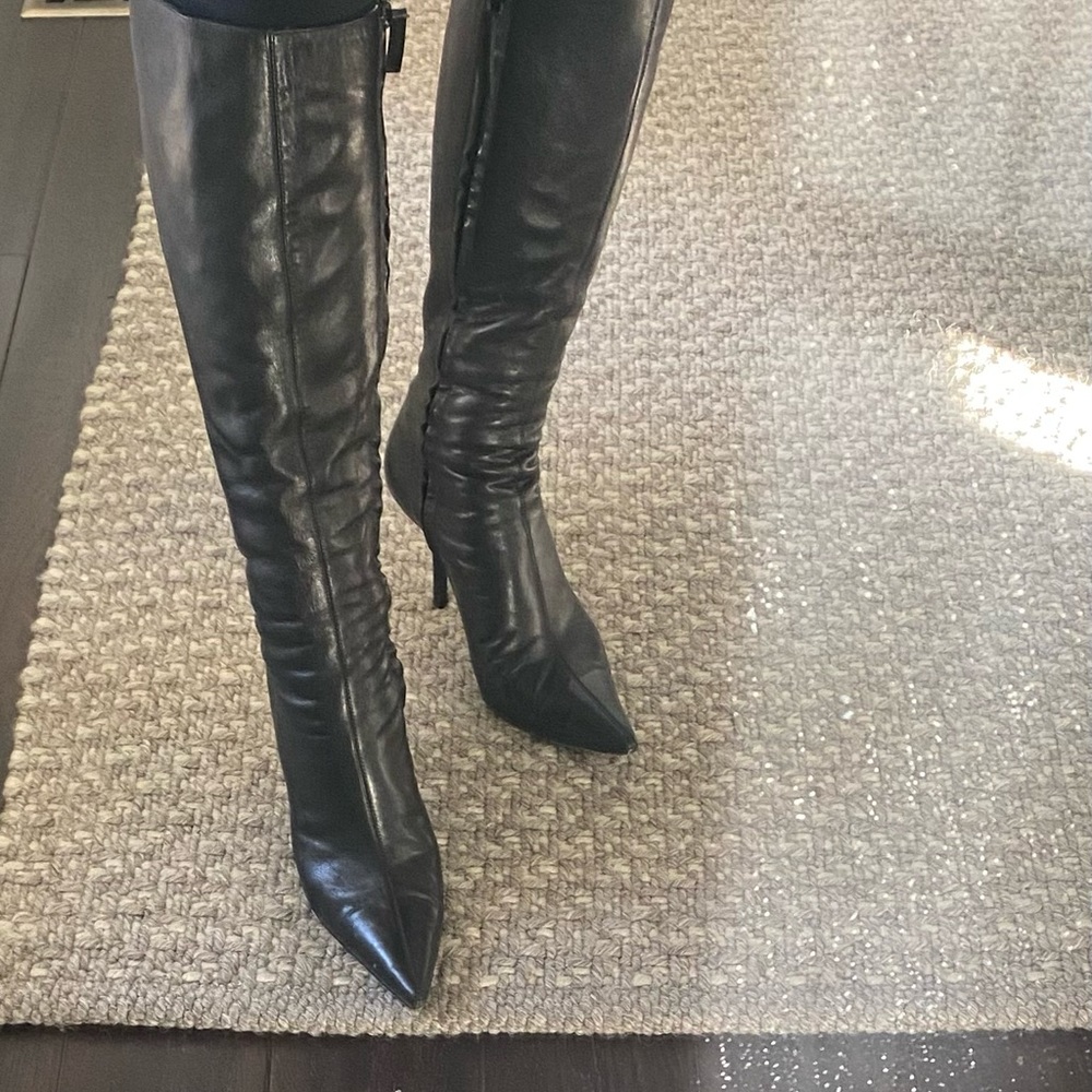 Tool high heal boots.